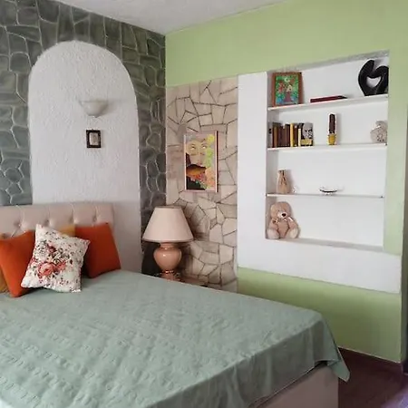 Apartment Artistic Haven With Garden Tirana