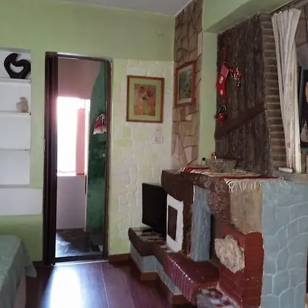 Apartment Artistic Haven With Garden
