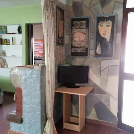 Artistic Haven With Garden Apartment